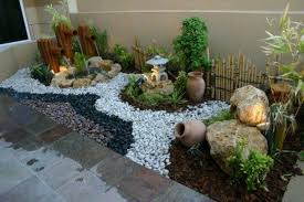 Ideas Para Organizar El Jardin Con Piedras Bambu Y Plantas Decoracion De Jardines Exteriores Jardines Disenos De Jardines