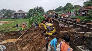 Info awal bagi para penumpang setia ka pangrango bahwasanya tanggal 28 februari 2019 ada kereta tambahan dari bogor ke sukabumi dan sukabumi ke bogor. Tanah Longsor Empat Jadwal Kereta Api Pangrango Dibatalkan Bisnis Tempo Co