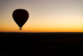 The pair flew from the center of paris to the suburbs, about 5.5 miles (9 km), in 25 minutes. The Royal Hot Air Balloon Duel Happened In Paris In 1808