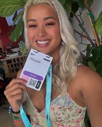 hi sandy eggo! im at @twitchcon and performing at @yamahamusicusa and today  from 1-2 pm!! if you see me come say hi to me and @bukoboysband ☀️