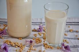 Laptele de soia este net superior laptelui de vacă, având un conţinut mult mai mare de calciu decât al acestuia, motiv pentru care este recomandat în hrana sugarilor şi a copiilor, ca pentru a evita aditivii alimentar din laptele alimentar din comerţ, medicii recomandă prepararea produsului acasă. Cum Sa Prepari Lapte De Soia Acasa Ourdailyfood