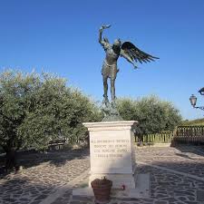 Le cripte sono arricchite da sculture provenienti dagli scavi archeologici. San Giovanni Paolo Ii Chiese Di Pregare Spesso San Michele Arcangelo Papaboys 3 0
