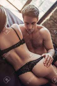 Ich gehe jetzt ins bett frau raumt noch ganz kurz die wohnung. Schones Leidenschaftliches Paar Hat Sex Auf Dem Bett Der Mann Zieht Die Unterwasche Der Frau Aus Lizenzfreie Fotos Bilder Und Stock Fotografie Image 81004195
