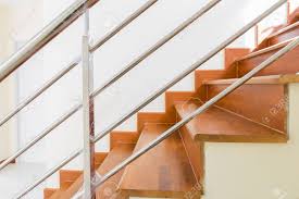 Una escalera con forma curvilínea siempre va a llamar nuestra atención, en este caso vemos a una escalera que se impone con su silueta orgánica, además se protege con un bello barandal de diseño clásico, hecho en herrería y coronado con un pasamanos de madera. Home Gebaude Innenraum Leer Raum Design Treppenhaus Beton Top Holz Edelstahl Handlaufe Lizenzfreie Fotos Bilder Und Stock Fotografie Image 74781716