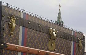 Avec ces publicités, louis vuitton marque également son engagement à promouvoir la responsabilité environnementale et le développement durable, en versant des dons à l'association « the climate. Giant Louis Vuitton Suitcase On Red Square Causes Outrage