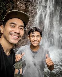 10 Momen Darius Sinathrya Momong Anak, Daddy Idaman!