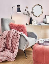 ein leseecke mit einem statement sessel darf in keinem wohnzimmer fehlen ein kuscheliges fell kissen ein wohnzimmer sessel zimmer dekor ideen rauminspiration