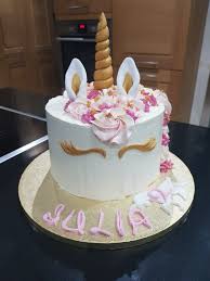 Licorne Rose Et Doree Interieur Arc En Ciel A La Creme Au Beurre Meringuee Vanille