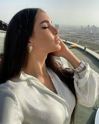 ارتدت الفنانة المصرية ياسمين صبري أغلى عقد في العالم أهدته لها cartier بعد اختيارها كسفيرة لأحدث حملات panthere de cartier بمنطقة الشرق الأوسط، وهو عبارة عن قطعة نادرة على شكل تمساح صممت عام 1975 للفنانة المكسيكية ماريا فيليكس. Ø¨Ø§Ù„Ø¬Ù†ÙŠÙ‡ Ø§Ù„Ù…ØµØ±ÙŠ Ø³Ø¹Ø± Ø¹Ù‚Ø¯ ÙŠØ§Ø³Ù…ÙŠÙ† ØµØ¨Ø±ÙŠ ÙŠØ«ÙŠØ± Ø§Ù„Ø¬Ø¯Ù„ Ø¯Ù†ÙŠØ§ Ø§Ù„Ù…Ø´Ø§Ù‡ÙŠØ±