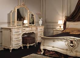 Following the discovery of the buried cities of pompeii and herculaneum, neoclassical fashion reinterprets the ornamental vocabulary. Classic Louis Xvi Bed White And Gold White And Gold Bedroom Furniture Mirrored Bedroom Furniture Gold Mirror Bedroom