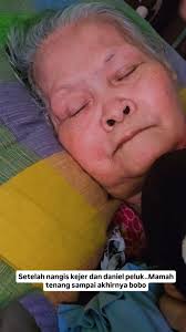 Pulang sehabis jum'atan, sampai rumah Mamah lg nangis kejer dan ga mau di  sentuh siapapun.. pas lihat daniel datang, Nangisnya tambah kenceng  dong..lalu daniel peluk langsung Mamah antengan. Krn basah ...