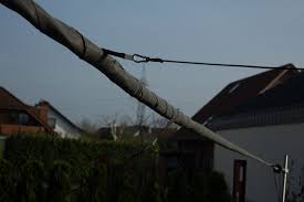 Das Eingerollte Segel Ist Geschutzt Vor Sturm Und Regen Im Winter Kann Es In Dieser Position Einfach Abgenommen Werden Sonnensegel Segel Sonne