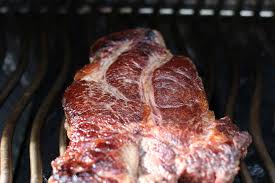 In this quick video i'm going to show you the basics to grilling the perfect ribeye steak on the weber summit s670. Rib Eye Steak Grillen So Geht Es Ohne Fettbrand Sizzlebros