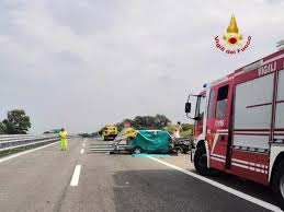 Le vittime sono un uomo e una donna originari di bisceglie, che non hanno retto al terribile schianto avvenuto al chilometro 466 dell'arteria autostradale abruzzese. Tragico Incidente Sull A14 Monovolume Contro Il Guardrail Due Morti E Due Feriti Lo Schianto E Avvenuto Al Chilometro 466 In Territorio Di Petacciato
