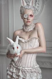Karneval kostum alice im wunderland white queen movie karneval. Alice Im Wunderland Hase Kostum Selber Machen Maskerix De Bunny Costume Rabbit Costume Wonderland Costumes
