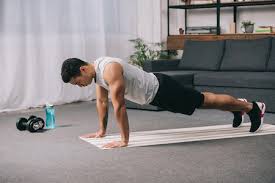 Krissy utiliza las mancuernas para fortalecer y moldear los hombros con unos ejercicios que podrían parecer de brazos pero cuyas rotaciones hacen que nuestros hombros se tonifiquen. Los Ejercicios Que Puedes Hacer En Casa Para Suplir Aquellos Que Hacias En El Gimnasio Tabla De Equivalencias
