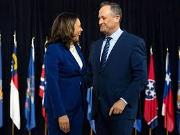 قال الرئيس الأمريكي المُنتخب، جو بايدن، ونائبته كامالا هاريس يصلان إلى منصة التنصيب في مبنى الكونغرس. Ø²ÙˆØ¬ ÙƒØ§Ù…Ø§Ù„Ø§ Ù‡Ø§Ø±ÙŠØ³ ÙŠØ³ØªØ¹Ø¯ Ù„Ø¯ÙˆØ± Ø§Ù„Ø±Ø¬Ù„ Ø§Ù„Ø«Ø§Ù†ÙŠ ÙÙŠ Ø§Ù„Ø¨ÙŠØª Ø§Ù„Ø£Ø¨ÙŠØ¶ Ø¹Ø§Ù„Ù… ÙˆØ§Ø­Ø¯ Ø§Ù†ØªØ®Ø§Ø¨Ø§Øª Ø§Ù„Ø±Ø¦Ø§Ø³Ø© Ø§Ù„Ø£Ù…Ø±ÙŠÙƒÙŠØ© Ø§Ù„Ø¨ÙŠØ§Ù†