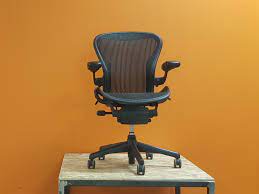 Ensuite, elle est confortable grâce à son dossier en suspension gris, et elle supporte le poids d'un collaborateur de 136 kg! Siege Aeron Off 61