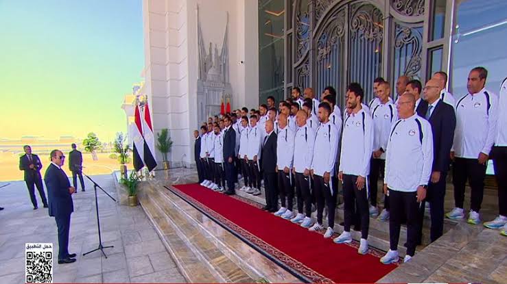 الرئيس السيسي لـ بعثة منتخب مصر: نقدم لكم كأس التقدير والاحترام والافتخار