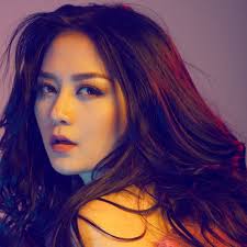 Cô tốt nghiệp cao đẳng nghệ thuật hà nội, được khán giả biết đến khi tham gia giọng hát việt 2012 và nằm trong đội của huấn luyện viên hà hồ. Thieu Bao Trang Nghe Táº£i Album Thiá»u Báº£o Trang