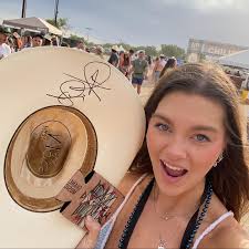 Introducing our 2023-2024 Therapy Subco Chair… Anna Wall is a Class of 2024  Kinesiology 🏋️‍♀️major from Houston, TX. She has been in ASH for 1 year  and joined to find a community