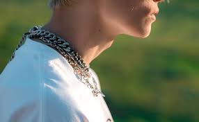 While there are standard necklace lengths, you should to measure a necklace, determine the length of the chain with a ruler or measuring tape. 16 Types Of Chain Necklaces Links A Guide To Chain Styles Cladright