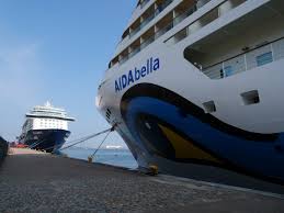 Les dimensions du symphony of the seas sont gargantuesques avec une longueur de 362 mètres, 47 mètres de large et 66 mètres de hauteur au ces navires sont le symbole du succès de stx dans ce domaine des paquebots de croisière. Les 10 Plus Grands Paquebots Du Monde Escale De Nuit
