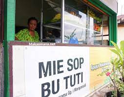 Mie sop bu tuti legendaris dari tahun 1983. Tak Ada Yang Menyangka Tempat Ini Ada Mie Sop Bu Tuti Makanmana