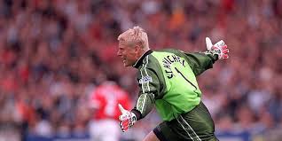 Peter schmeichel was born in the søborggård parish of gladsaxe, denmark, to inger, a danish nurse, and antoni schmeichel, a polish jazz musician. Szczesny Ternyata Idolakan Peter Schmeichel Bola Net