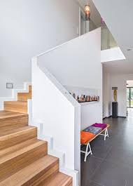 Sehr modern in der gestaltung, etwa mit einem bullauge neben der eingangstür. Regnauer Vitalhaus Munchen