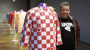 Preparamos #chaquetillas para #chef con tejidos muy transpirables y totalmente personalizadas. Las Chaquetillas De Cocina De Chicote Llenan De Color El Museo Del Traje Gente Agencia Efe