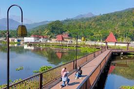 Di kawasan itu juga terdapat sejumlah lokasi yang pas untuk berfoto. Bukit Cinta Rawa Pening Yang Instagramable Di Kabupaten Semarang Halaman All Kompas Com