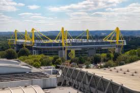 Messen, Trödel, Heimspiel: Am Sonntag wird’s voll rund ums Veranstaltungszentrum