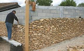 L Habillage Des Parpaings Suite Maison Travaux Habillage Mur Exterieur Parement Pierre Exterieur Mur Exterieur