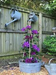 Quel Genre De Decorations Originales De Bricolage Nous Pouvons Faire Cet Ete Dans Le Jardin Garden Yard Ideas Vintage Garden Decor Container Gardening Flowers