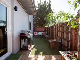 Ein Kleiner Innenhof Mit Kunstrasen Grillplatz Und Sichtschutz Aus Recyceltem Holz Terassenideen Outdoor Platze Hintergarten