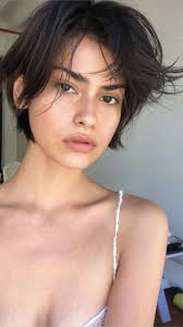 Il colore biondo platino è in contrasto con la base scura. Tagli Di Capelli Corti Con Ciuffo La Tendenza Capelli Estate 2019