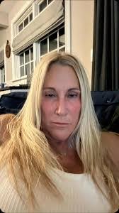 Robyn Frank's Instagram, Twitter & Facebook