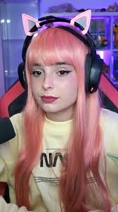 Silvia muy bonita con peluca rosa 💖 Silvia se veía muy dulce y tierna con  su look de estilo kawaii. @iamsilvia♡ iba preciosa y super bonita con su  jersey amarillo oversize y la peluca rosa. Silvia ...