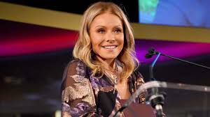 Blonde bob hairstyles lob hairstyle hairstyles haircuts pretty hairstyles bob haircuts celebrity hairstyles hairstyle ideas kelly ripa hair medium kelly ripa in erdem at the 2013 broadcasting and cable awards | tom + lorenzo. Kelly Ripa Gets Her Hair Colored For The First Time Since Quarantine Entertainment Tonight