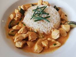 Hahnchen Zucchini Geschnetzeltes Mit Kokosmilch Von Manugro Chefkoch Rezept In 2020 Geschnetzeltes Kochrezepte Lebensmittel Essen
