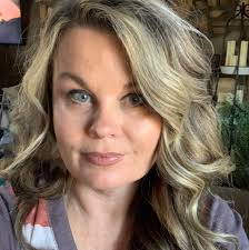 Looking for a nail tech that does nail art