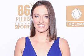 Get the latest player stats on iga swiatek including her videos, highlights, and more at the official women's tennis association website. Iga Swiatek Po Raz Pierwszy W Wieczorowej Stylizacji Zadebiutowala Na Gali Mistrzow Sportu W Kobaltowej Sukni