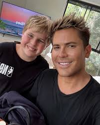 From childhood friends to real estate partners! 🏡✨ Grateful to have sold  this beautiful contemporary home in Ashgrove for my dear friend, marking a  special milestone after 15 years since I sold