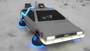 Dans « retour vers le futur 2 », de robert zemeckis, marty mcfly et le docteur emmett brown font un bond de trente ans dans leur delorean volante et se tous les deux découvrent alors un monde rempli de gadgets en tout genre, du hoverboard à la voiture volante en passant par les chaussures. Une Delorean Volante De Retour Vers Le Futur