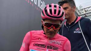 El ciclista de 26 años, apodado 'la locomotora del carchi', es el primer ecuatoriano en ganar el giro, una de las competencias ciclísticas lenín moreno, presidente del país, felicitó al ciclista en twitter. Es Como Llevar Un Cuchillo Detras Richard Carapaz Sobre El Movistar Team