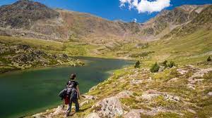 (2921m) en passant près de plus d'une dizaine de petits lacs de montagne. Pyrenees Ete Tourisme Pyrenees Orientales Vacances Montagne Pyrenees Ete