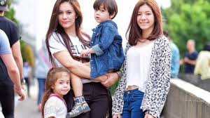 Wulan guritno masih cantik aja walaupun sudah berumur. Sekolah Di London Putri Wulan Guritno Tetap Diajarkan Puasa