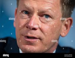 11 November 2019, Berlin: Helmut Matschi (l-r), Member of the Executive  Board of Continental AG, Robert Henrich, Managing Director of VW Moia,  Peter Tschentscher (SPD), First Mayor of Hamburg, and Jürgen Rittersberger,