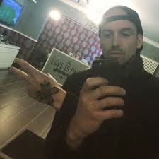 Und ich spüre zwar die folgen. Raf Camora Rabe Auf Dem Bizeps Samurai Federn Auf Der Hand Loveispaintattoo Berlin Facebook